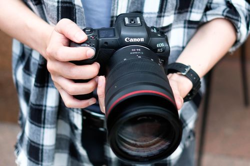 Canon EOS R5 giá gần 120 triệu đồng về Việt Nam