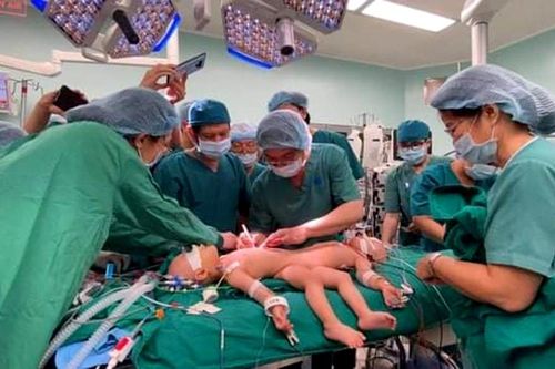 Bắt đầu cuộc mổ tách dính cặp song sinh Trúc Nhi - Diệu Nhi