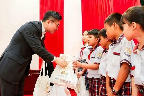 Trao tặng 1.000 phần quà cho trẻ em bị ảnh hưởng bởi Covid-19