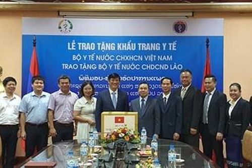 Bộ Y tế Việt Nam trao tặng Bộ Y tế CHDCND Lào 200.000 khẩu trang y tế