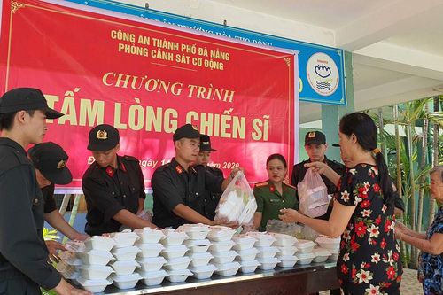 Cảnh sát Cơ động phát miễn phí hàng trăm suất cơm cho bệnh nhân nghèo