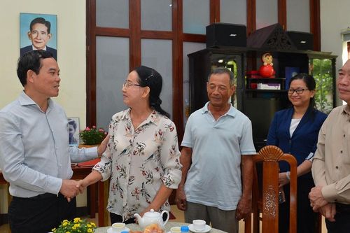 Lãnh đạo TPHCM thăm và thắp hương tưởng nhớ đồng chí Phan Kiệm