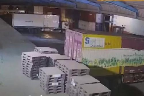 Xe tải 'vận đen', bị thùng container rơi từ trên cao trúng