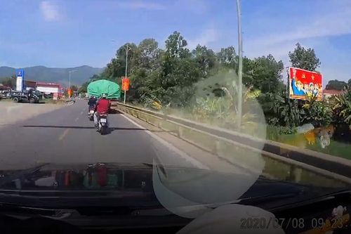 Ôtô tải 'phanh cháy đường' tránh xe máy chạy lấn làn