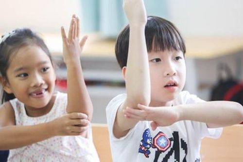 Cách giúp con trẻ kiềm chế tính hiếu thắng