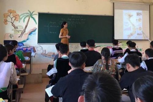 Học sinh vùng cao Điện Biên 'vượt nắng, thắng mưa' ôn thi tốt nghiệp THPT
