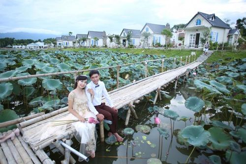 Thưởng ngoạn đầm sen Bạch Thủy tại Khu du lịch Vườn Vua Resort & Villas