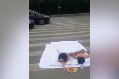Nhức mắt nhìn đôi nam nữ chụp ảnh chăn gối trên phố đông người
