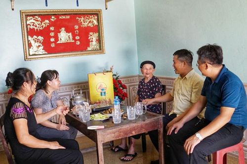 Hơn 100 tuổi, mẹ Việt Nam Anh hùng vẫn nấu cơm, quét nhà