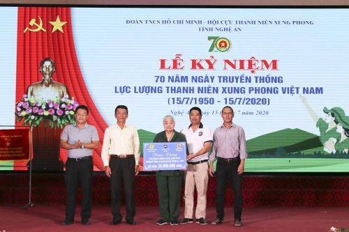 Nhà tài trợ, báo Tiền Phong trao quà cho cựu TNXP Nghệ An ngày truyền thống
