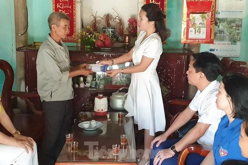Báo Tiền Phong tổ chức thăm, tặng quà cựu TNXP có hoàn cảnh khó khăn tại Nam Định