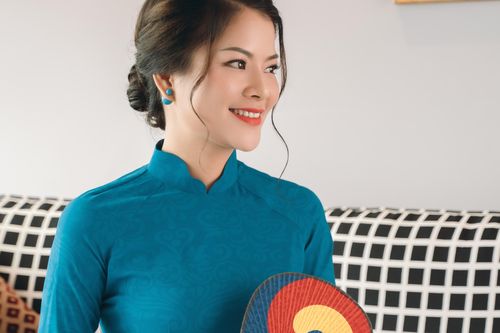 Tina Yuan gây ấn tượng tại Singapore với áo dài độc đáo