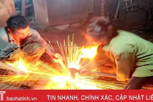 Làng rèn ở Hà Tĩnh 'rực lửa' trong những ngày nắng nóng