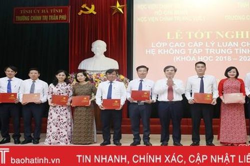 Trao bằng tốt nghiệp Cao cấp Lý luận chính trị cho 89 học viên Hà Tĩnh