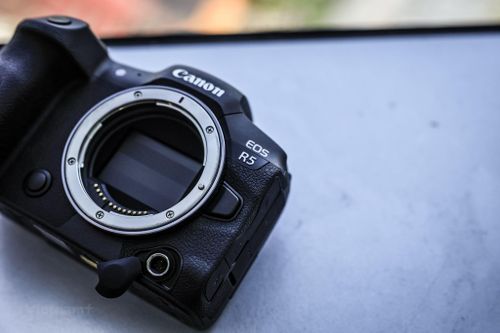 Cận cảnh EOS R5 - Mẫu máy ảnh mạnh nhất của Canon mới về Việt Nam
