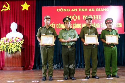 Tuyên dương ba cán bộ, chiến sĩ Công an xã dũng cảm cứu người trong đám cháy