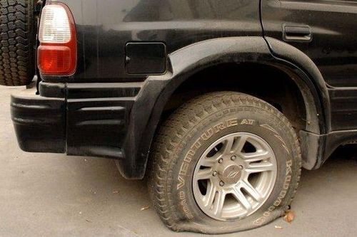 Án nước ngoài- Luật ta: Rạch lốp xe phụ nữ rồi vờ tới giúp để kiếm cớ làm quen