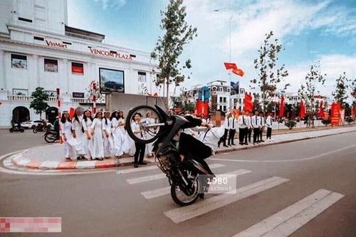 Nam sinh không đội mũ bảo hiểm, bốc đầu xe máy tạo dáng chụp ảnh kỷ yếu bị Công an triệu tập
