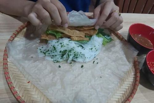 Ăn tối giản với bánh tráng nghèo, gỏi cuốn sang