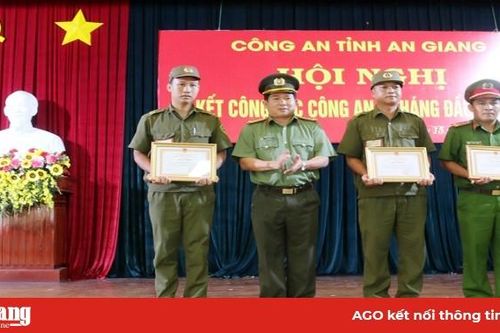 Khen thưởng 3 công an xã dũng cảm cứu người trong vụ cháy ở huyện Châu Phú