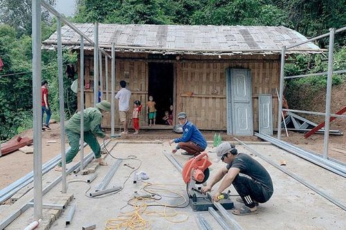 Sôi nổi không khí làm nhà cho hộ nghèo