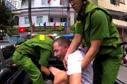 Khống chế người nước ngoài cầm hung khí đe dọa người đi đường