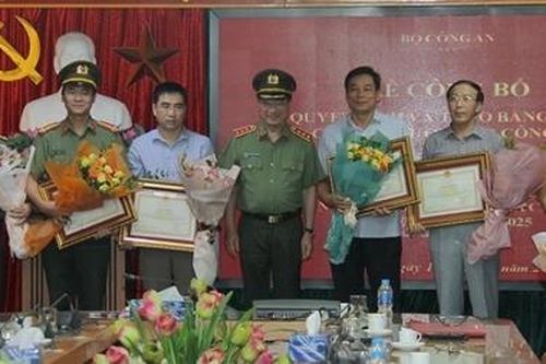 Tặng Bằng khen cá nhân xuất sắc trong thẩm định, xác nhận trình độ trung cấp lý luận chính trị