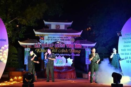 Xúc động lễ thắp nến tri ân liệt sĩ thanh niên xung phong tại Ngã ba Đồng Lộc
