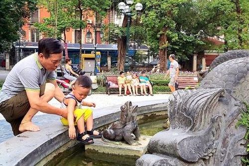 Đài phun nước Con Cóc cổ tại Hà Nội đeo đai thép chống sập nhưng dân vẫn sợ đổ