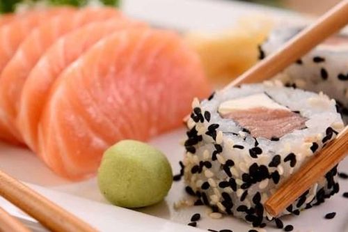 Kinh hãi bác sĩ phát hiện ký sinh trùng trong cổ họng cô gái 25 tuổi sau khi ăn món ăn khoái khẩu