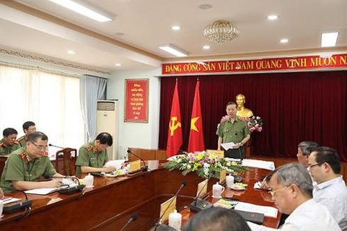 Xử lý nghiêm các vụ tham nhũng, nâng cao lòng tin của nhân dân