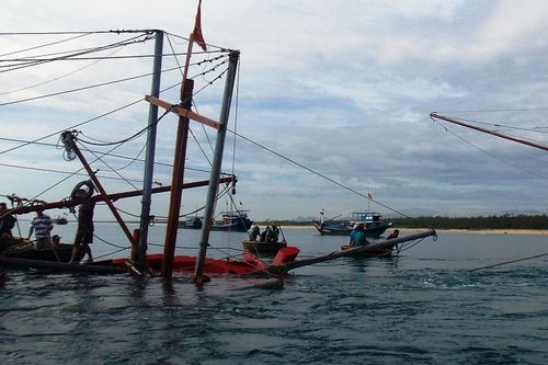 Tàu câu mực của ngư dân bị tông chìm trên biển