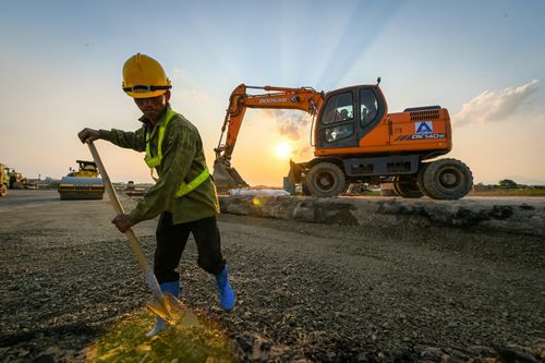 Ăn, ngủ trên công trường để sửa đường băng sân bay Nội Bài