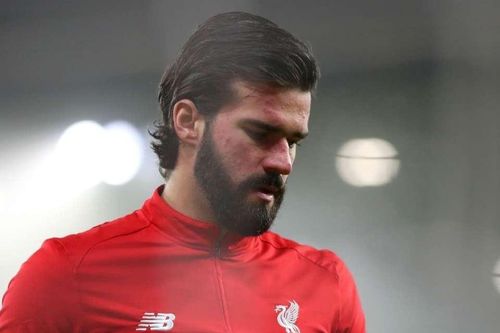 Alisson mắc nhiều lỗi hơn Mignolet và Karius