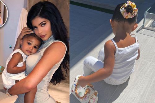 Con gái 2 tuổi của Kylie Jenner xách túi 1.180 USD ngồi phơi nắng