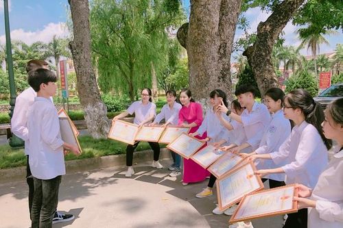Hội bạn thân 7 năm, cùng là học sinh giỏi cấp tỉnh, vào thẳng ĐH
