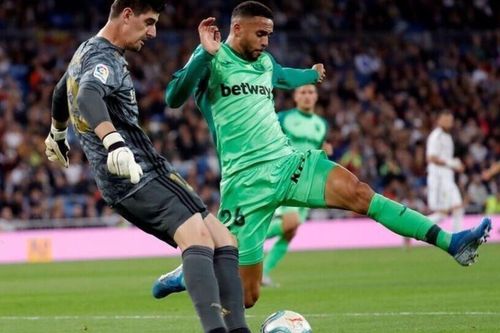 Courtois gây chú ý khi trổ tài tâng bóng vào rổ