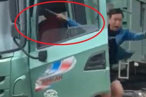 Bị kiểm tra quá tải, tài xế rút tuýp sắt đe dọa thanh tra