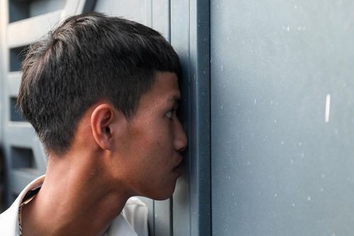 Cổ động viên Hà Tĩnh nhìn Công Phượng qua khe cửa