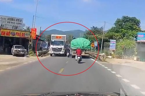 Nữ tài xế xe máy vượt ẩu suýt bị xe tải đâm