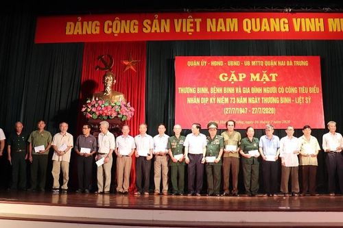 Quận Hai Bà Trưng: Tặng quà tri ân 460 gia đình chính sách, người có công với cách mạng nhân dịp 27/7