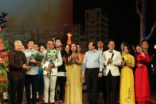 Xúc động với 'Chuyện chưa kể'