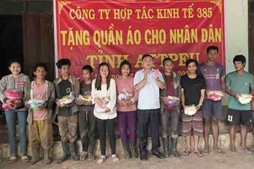 Thăm và trao tặng quà nhân dân nước bạn Lào