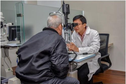 Bệnh viện Mắt TPHCM phẫu thuật miễn giảm viện phí cho đối tượng chính sách