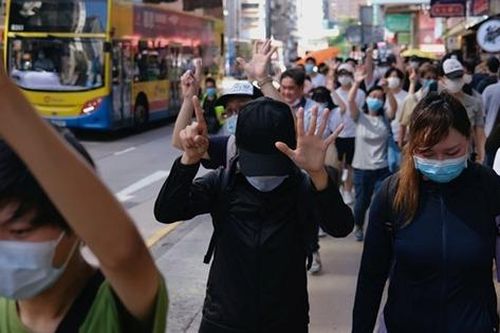 Đòn hội đồng nhằm vào Hồng Kông