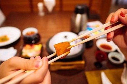 Thói quen trong bữa cơm dễ gieo bệnh cho người khác, nhiều nhà vẫn vô tư làm