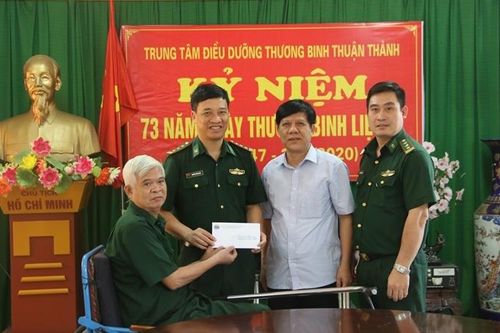 Thăm, tặng quà các trung tâm điều dưỡng thương binh tại Bắc Ninh và Bắc Giang