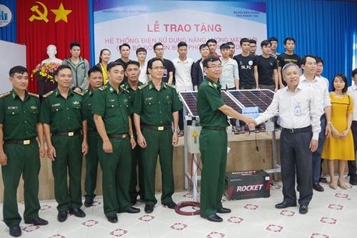 Trao tặng thiết bị điện Năng lượng mặt trời cho BĐBP Khánh Hòa