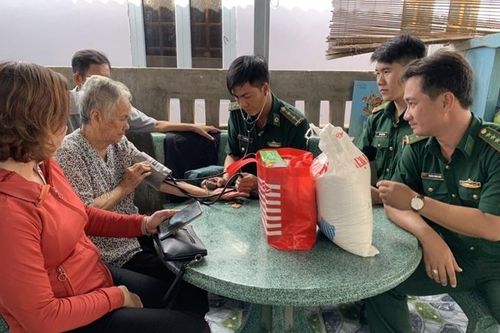 Đồn Biên phòng Mũi Né chăm sóc sức khỏe cho các gia đình chính sách
