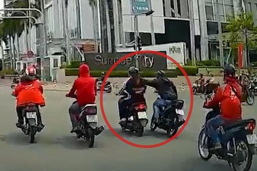 Đôi nam nữ bị giật điện thoại giữa ngã tư
